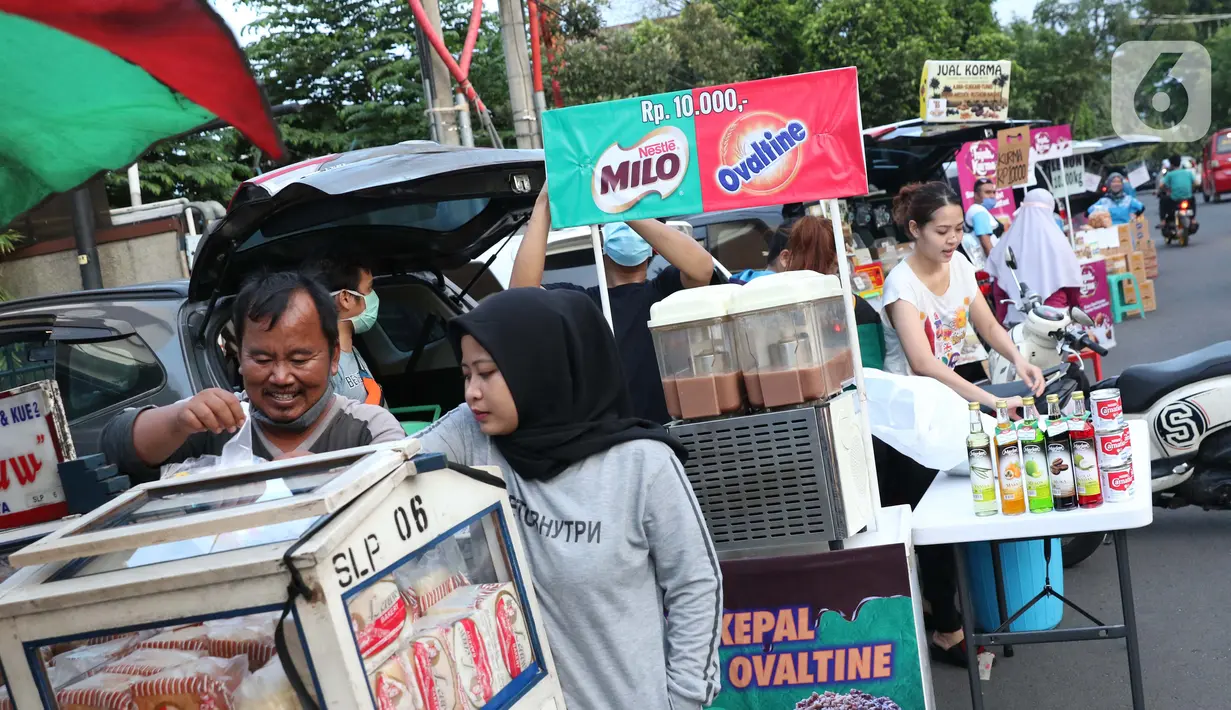 Warga melakukan aktivitas jual beli makanan untuk berbuka puasa (takjil) di kawasan Jalan Panjang, Jakarta, Selasa (5/5/2020). Pandemi virus COVID-19 dan pelaksanaan Pembatasan Sosial Berskala Besar (PSBB) berimbas pada sepinya pembeli takjil di kawasan tersebut. (Liputan6.com/Helmi Fithriansyah)