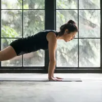 Memiliki pinggang yang lebih ramping bukan hanya soal estetika, tetapi juga berkaitan erat dengan kekuatan otot inti yang menopang seluruh tubuh. (foto/dok: freepik/yanalya)