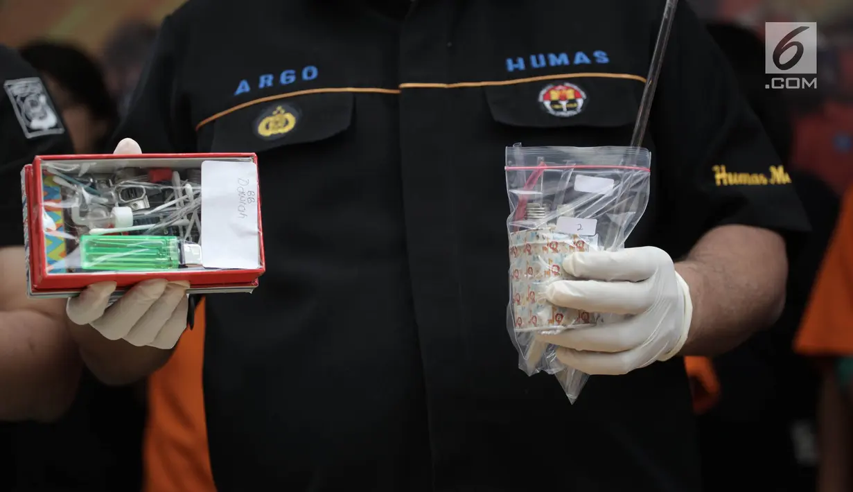 Barang bukti narkoba yang menjerat Dhawiya Zaida ditampilkan polisi di Polda Metro Jaya, Jakarta, Sabtu (17/2). Tiga anak Elvy sekaligus dijaring polisi terkait kasus narkoba, mereka Dhawiya, Syehan dan Ali Zaenal Abidin. (Liputan6.com/Arya Manggala)