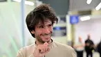 Reaksi pengacara Prancis-Spanyol Juan Branco setibanya di bandara Roissy-Charles-de-Gaulle, di luar Paris, setelah dia ditempatkan di bawah pengawasan yudisial dan diusir dari Senegal, Selasa (8/8/2023). (Miguel MEDINA / AFP)