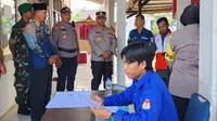 Kepala Polres Rokan Hulu AKBP Budi Setiyono memantau pleno penghitungan suara di salah satu kecamatan. (Liputan6.com/M Syukur)