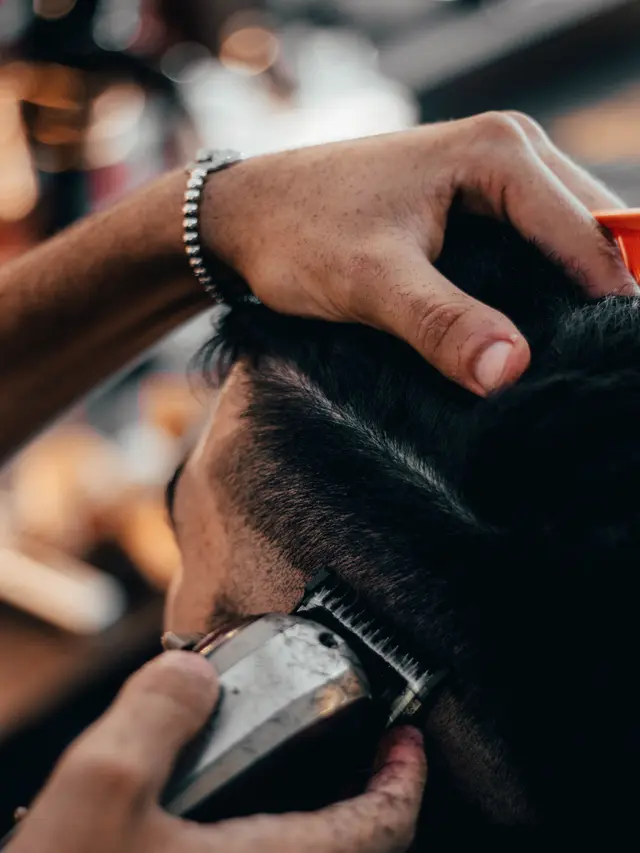 Ilustrasi potong rambut. (Salah Regouane/Unsplash)