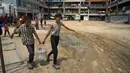 Di tengah kondisi kelaparan yang parah, warga Gaza juga menghadapi krisis air bersih untuk minum dan kebutuhan sehari-hari. (AP Photo/Jehad Alshrafi)