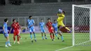 Kiper India, Kaithamalai Mohanraj menangkap bola dalam laga uji coba melawan Timnas Indonesia di Stadion Madya, Senayan, Jakarta, Jumat (10/10/2025). (Bola.com/Muhammad Iqbal Ichsan)