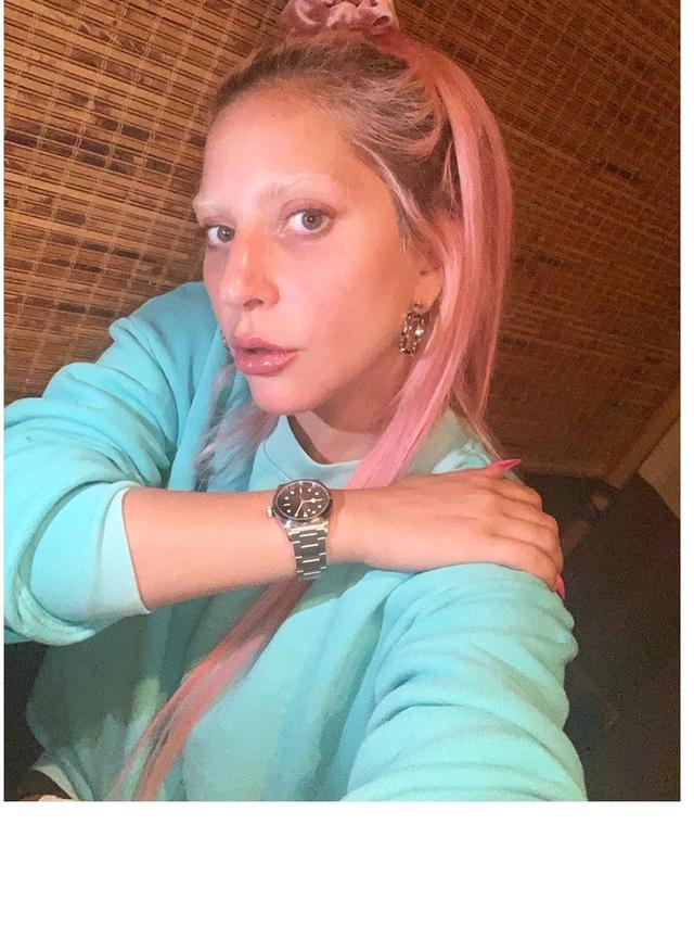 Biasa Nyentrik, Ini 6 Gaya Lady Gaga dengan Tampilan Sederhana