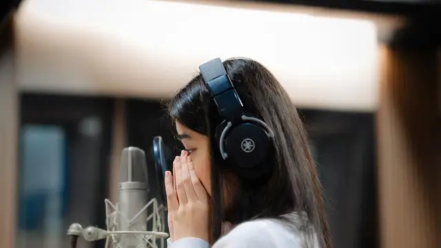 Potret Aqeela Calista saat Rekaman Lagu (credit: instagram/aqeelacalista)