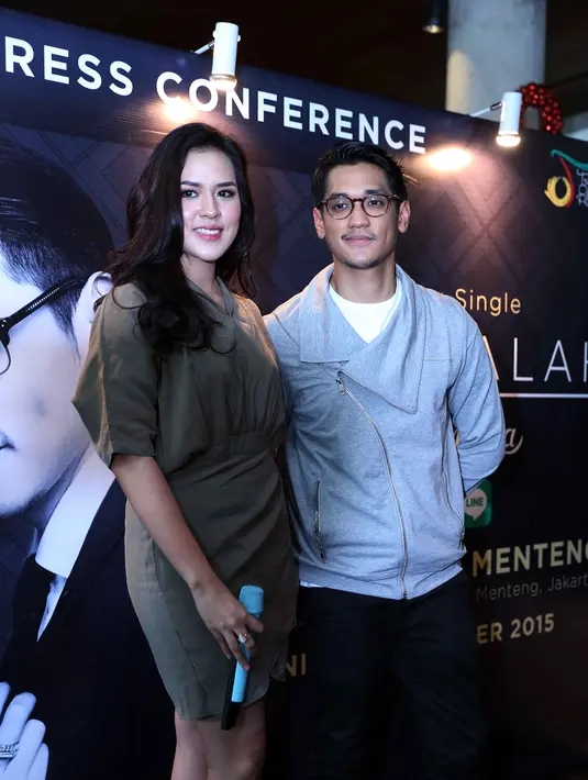 "Benar-benar Video klip ini banyak yang bilang seandainya terjadi sama mereka. Semua komentarnya bagus dan senang banget. Ada yang bilang 'baper' dan jadi berimajinasi mereka sendiri," tandas Afgan. (Nurwahyunan/Bintang.com)