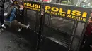 Salah satu pengunjuk rasa mencoba membuka blokade aparat keamanan saat berunjuk rasa di kawasan jalan Jenderal Sudirman, Jakarta, Jumat (12/6/2026). (merdeka.com/Arie Basuki)