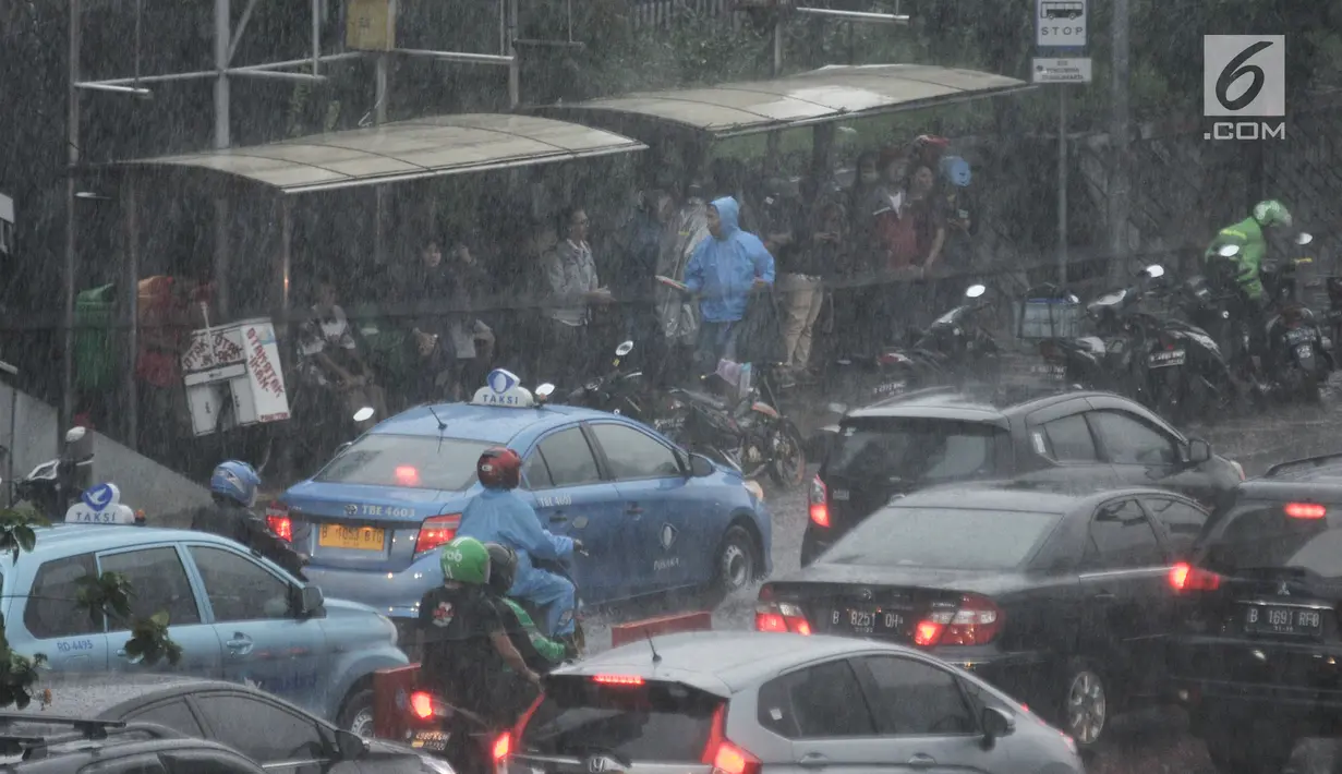 Pekerja dan pengendara berteduh saat hujan deras mengguyur kawasan Gatot Soebroto, Jakarta, Senin (11/2). Badan Meteorologi, Klimatologi, dan Geofisika (BMKG) memprediksi puncak musim hujan terjadi hingga Februari 2019. (Merdeka.com/Iqbal Nugroho)