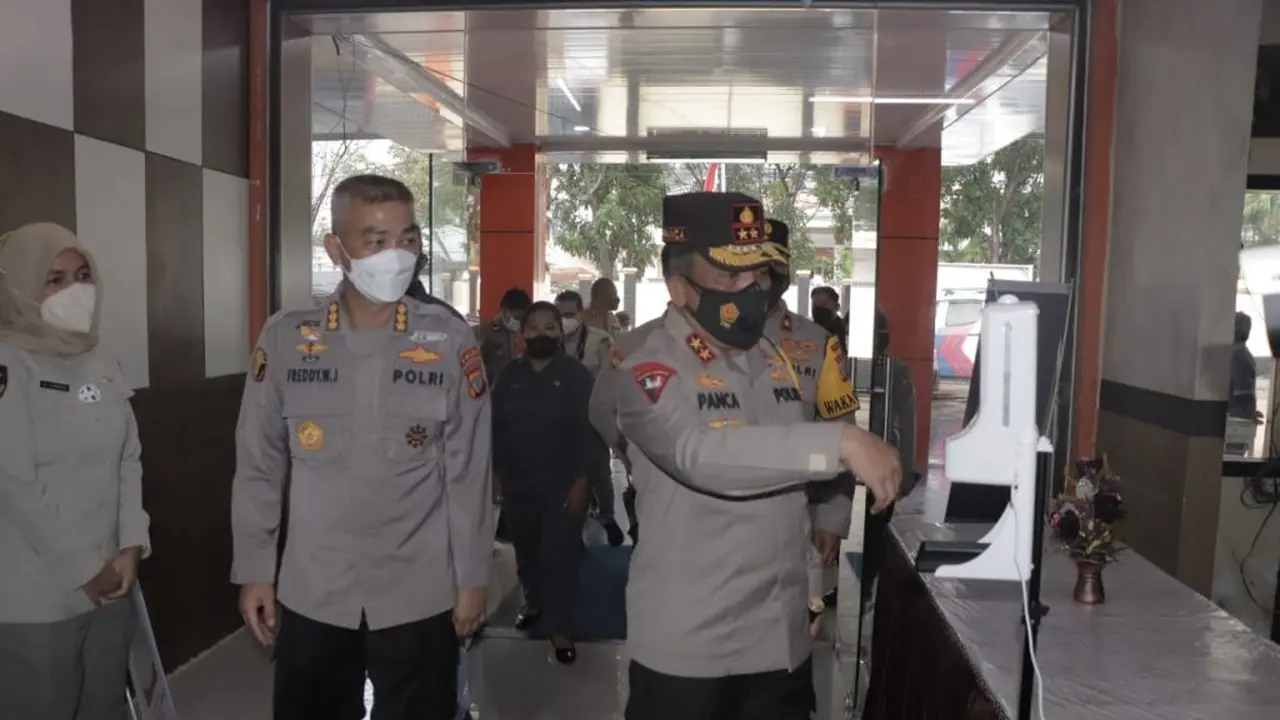 Kapolda Sulut Irjen Pol RZ Panca Putra saat meresmikan Laboratorium PCR di RS Bhayangkara Manado.