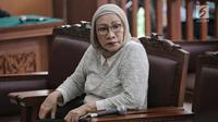 Terdakwa penyebaran berita bohong atau hoaks Ratna Sarumpaet menjalani sidang lanjutan di PN Jakarta Selatan, Jakarta, Kamis (9/5/2019). Sebelumnya, jaksa mendakwa Ratna telah menyebarkan hoaks kepada banyak orang yang dapat menimbulkan keresahan di masyarakat. (Liputan6.com/Faizal Fanani)