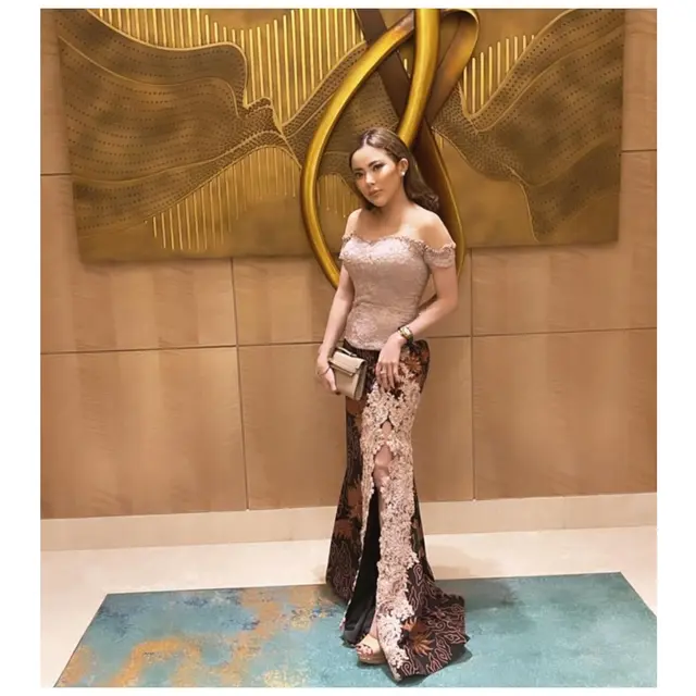 6 Potret Gaya Outfit Brokat Ayu Aulia, Lengkap dengan Perjalanan Spiritualnya