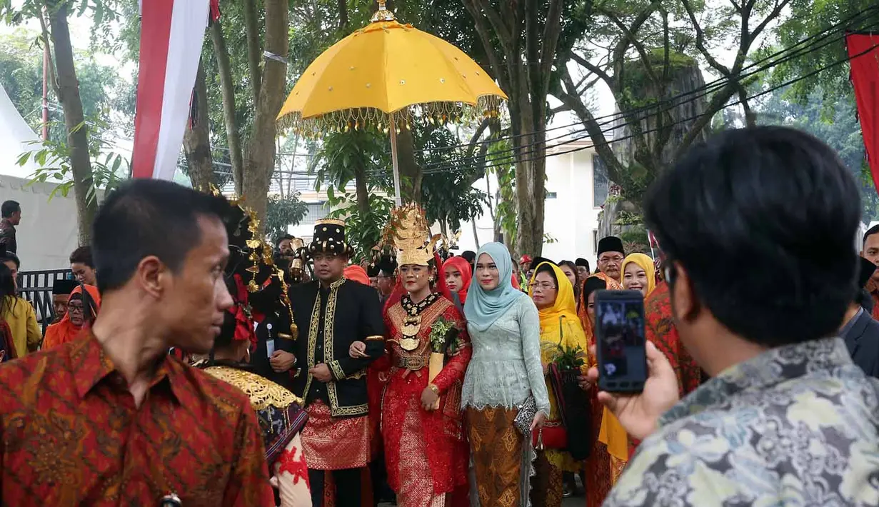 Sedangkangkan mempelai pria, Bobby tampil gagah dengan harupa di kepalanya. Harupa hanya bisa dikenakan bagi yang memiliki keturunan raja. Mantu Jokowi ini merupakan keturunan raja ketujuh dari Raja Gunung Baringin. (Deki Prayoga/Bintang.com)