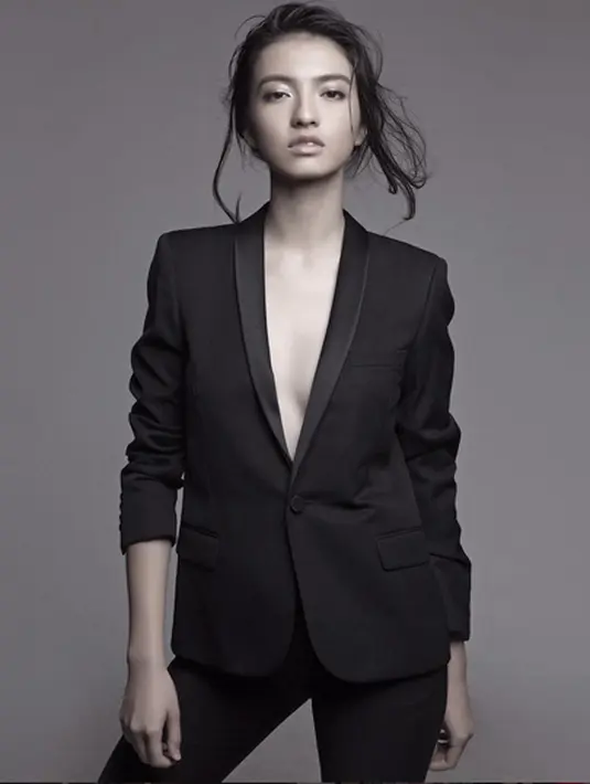 Biasa tampil dengan busana wanita, ternyata tampilan maskulin tidak mengurangi kecantikan aktris pemeran ‘Supernova’ ini. (via instagram/@raline_shah)