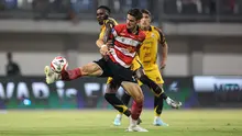 Pemain Madrura United, Kerim Palic (kanan) berduel dengan pemain Persija Jakarta, Allano Lima (kiri) pada lanjutan BRI Super League 2025/2026 di Stadion Gelora Ratu Pamelingan, Jumat (24/10/2025) malam WIB. (Bola.com/Abdul Aziz).