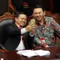 Gubernur DKI Jakarta, Basuki T Purnama foto bersama bakal calon kepala daerah Aceh Barat, Fuad Hadi Woyla saat sidang lanjutan Uji Materi Pasal 70 ayat 3 UU Pilkada mengenai cuti selama kampanye di MK, Jakarta, Senin (5/9). (Liputan6.com/Johan Tallo)