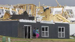 Tornado yang melanda pinggiran kota Omaha, Nebraska, pada Jumat sore, menghancurkan rumah-rumah.  (Chris Machian/Omaha World-Herald via AP)