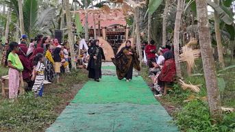 Sambut Hari Batik, Warga Papring Banyuwangi Fashion Show di Tengah Hutan