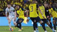 Penyerang Argentina Lionel Messi berebut bola dengan gelandang Ekuador Gonzalo Plata pada laga kualifikasi Piala Dunia 2022 zona CONMEBOL di Estadio Monumental Banco Pichincha, Rabu (30/3/2022). Timnas Argentina berhasil unggul 1-0 atas Ekuador. (FRANKLIN JACOME / POOL / AFP)