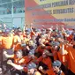 Panitia pengawas pemilu (Panwaslu) se-Jabar berfoto bersama usai apel siaga di Bandung