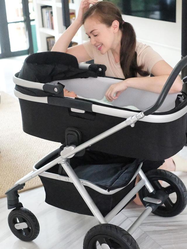 Sudah Jadi Ibu, Ini 6 Momen Rianti Cartwright Asuh Baby Rose