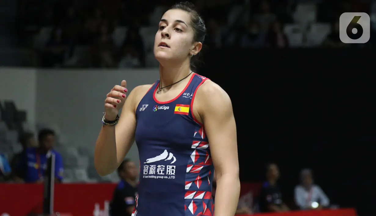 Pebulutangkis tunggal putri Spanyol, Carolina Marin saat melawan Nitchaon Jindapol (Thailand) pada babak pertama Indonesia Masters 2020 di Istora GBK, Jakarta, Rabu (15/1/2020). Carolina Marin unggul 21-13, 21-15. (Liputan6.com/Helmi Fithriansyah)