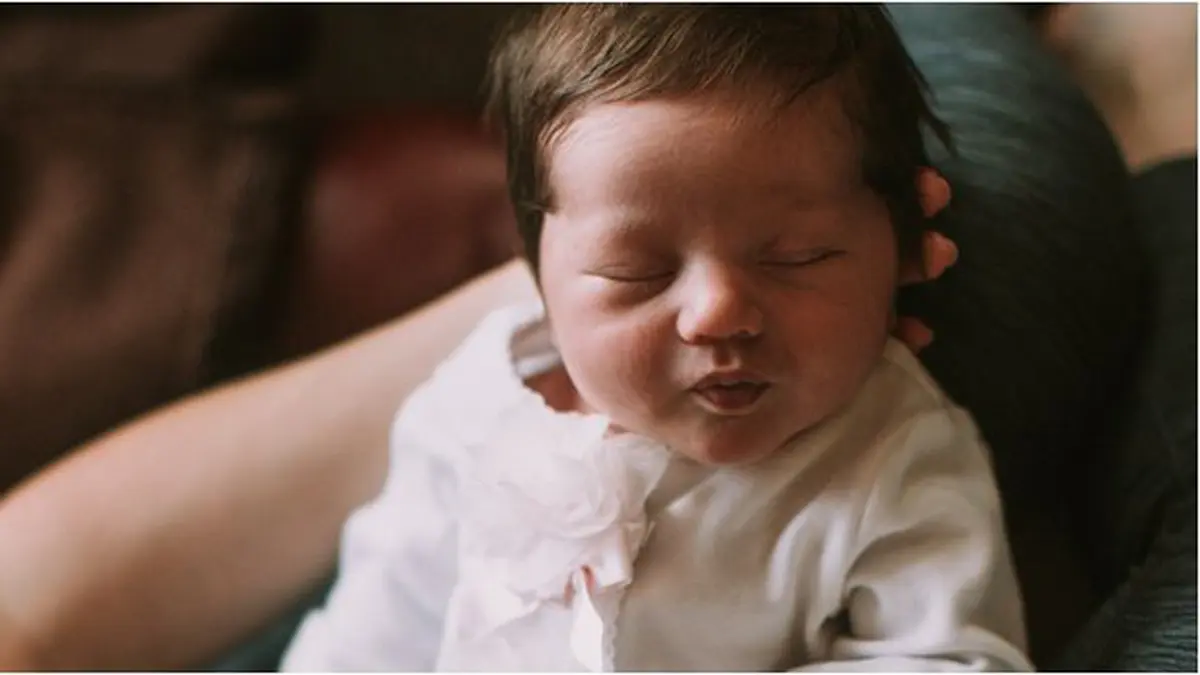 Mitos atau Fakta? Menggunting Bulu Mata Bayi Dapat Membuatnya Lebih Lentik  - Parenting Fimela.com