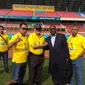 Mantan Gubernur Sumsel Alex Noerdin bersama Agen Ronaldinho Oliver Mandengue usai meninjau stadion GSJ Jakabaring Sport City (JSC) Palembang (Liputan6.com / Nefri Inge)