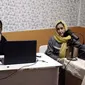 Sebuah stasiun radio yang dikelola wanita di timur laut Afghanistan telah ditutup karena memutar musik selama Ramadhan (Source: Tangkapan layar dari AP)