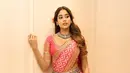 Janhvi Kapoor mengenakan sari tradisional warna pink keemasan. Dengan belt rumbai khas perempuan India. [@janhvikapoor]