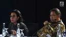Menkeu Sri Mulyani (kiri) dan Menkominfo Rudiantara saat memberi keterangan terkait pertemuan tahunan IMF-Bank Dunia di Bali, Senin (8/10). Sebelumnya, pertemuan tahunan IMF-Bank Dunia ditargetkan diikuti oleh 22 ribu peserta. (Liputan6.com/Angga Yuniar)