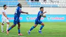 Pemain Arema FC, Marcos Vinicius, melakukan selebrasi setelah mencetak gol untuk memperkecil ketertinggalan saat menghadapi Bhayangkara Presisi Lampung FC dalam lanjutan BRI Super League 2026/2027 di Stadion Kanjuruhan, Malang, Sabtu (10/10/2026). Gol tersebut membangkitkan semangat Singo Edan untuk mengejar ketertinggalan dua gol hingga akhirnya menyamakan kedudukan menjadi 2-2. (Bola.com/Iwan Setiawan)