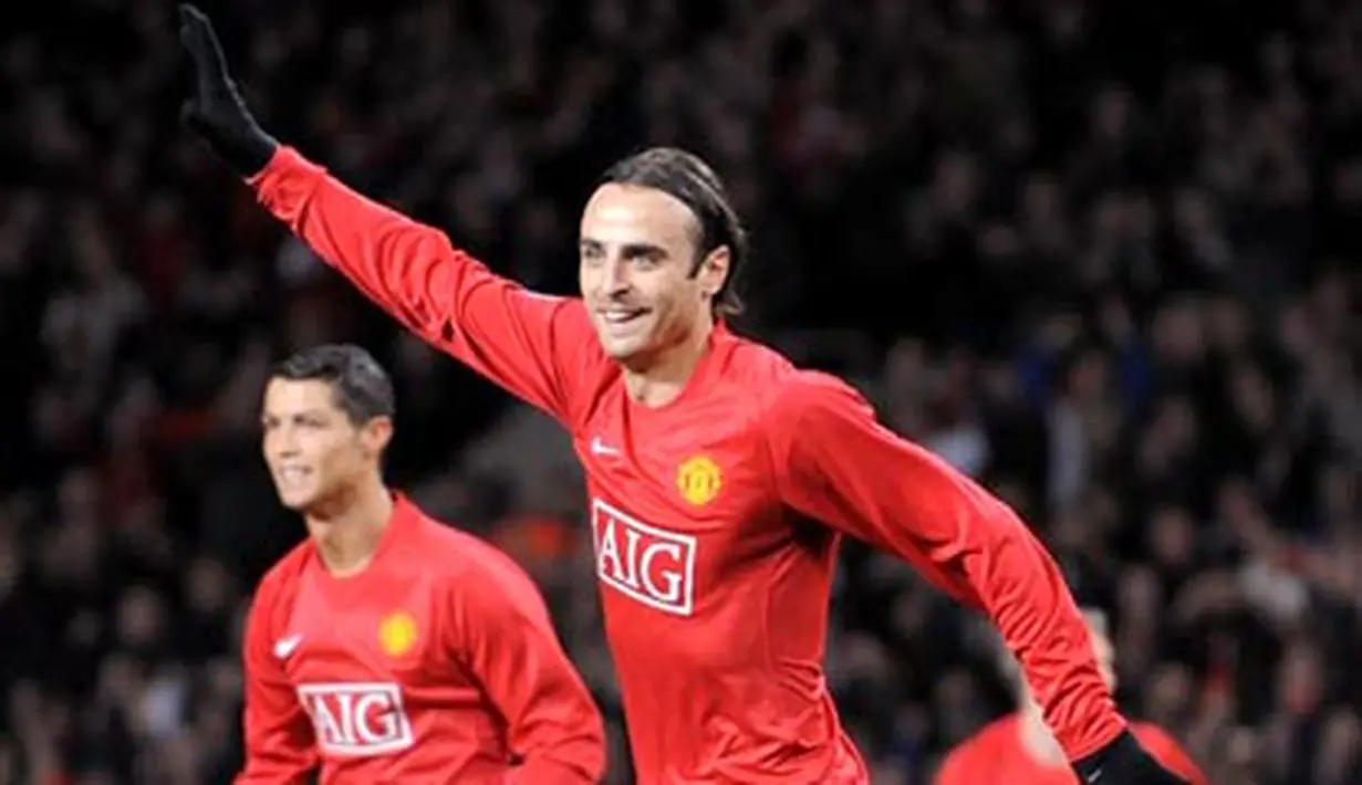 Manchester United&#039;s forward Dimitar Berbatov celebrates scoring against Celtic during their UEFA Champions League Group E match at Old Trafford in Manchester, on October 21, 2008. AFP PHOTO/ANDREW YATES 