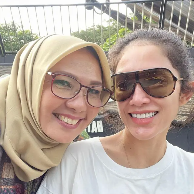 11 Artis Ini Tunjukkan Kedekatan dengan Mertua, Jadi Menantu Kesayangan