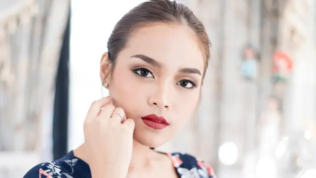 tegas bibir merah dewasa serius