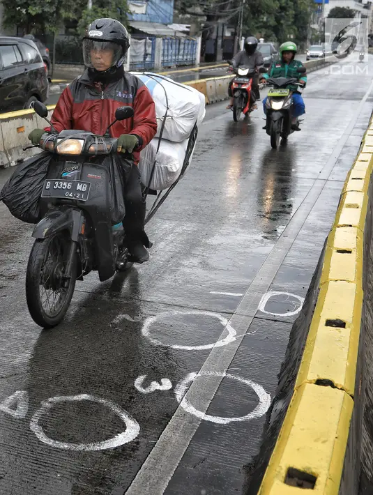 Kendaraan melintas dekat lokasi penembakan perwira TNI AD Letkol Dono Kuspriyanto di Jatinegara, Jakarta, Rabu (26/12). Hasil temuan sementara, pelaku Serda JR menembak Letkol Dono dalam kondisi mabuk. (Liputan6.com/Faizal Fanani)