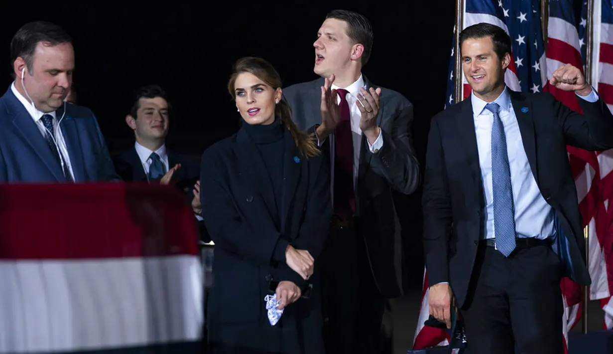 Penasihat Presiden Hope Hicks (kedua kiri) mendengarkan kampanye Presiden Amerika  Serikat Donald Trump di Harrisburg International Airport, Middletown, Pennsylvania, Amerika Serikat, Sabtu (26/9/2020). Hope Hicks dinyatakan positif COVID-19 pada 1 Oktober. (AP Photo/Evan Vucci)
