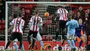 Pemain Sunderland, Lamine Kone, mencoba mencetak gol ke gawang Manchester City melalui sundulan dalam lanjutan Liga Inggris di Stadium of Light, Sunderland, Rabu (3/2/2016) dini hari WIB. (AFP/Oli Scarff)
