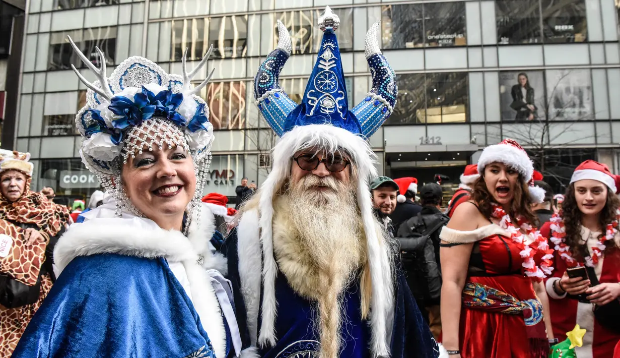 Meskipun sebagian besar peserta berdandan seperti Santa, banyak juga yang mengenakan kostum peri, rusa kutub, dan kostum bertema liburan lainnya. (Stephanie Keith/Getty Images/AFP)