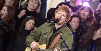 Kabar bahagia datang dari peyanyi Ed Sheeran. Belakangan ini seorang sahabatnya menyebut bahwa Ed telah bertunangan dengan kekasihnya yang sudah menjalin cinta dengannya sejak tahun 2015. (AFP/Bintang.com)