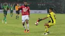 Pemain Bali United, Sylvano Comvalius (kiri) mencoba melewati kiper PS TNI, Teguh Amirudin pada lanjutan Liga 1 2017 di Stadion Kapten I Wayan Dipta, Gianyar, Bali (20/102017). Bali United menang 2-1. (Bola.com/NIcklas Hanoatubun)