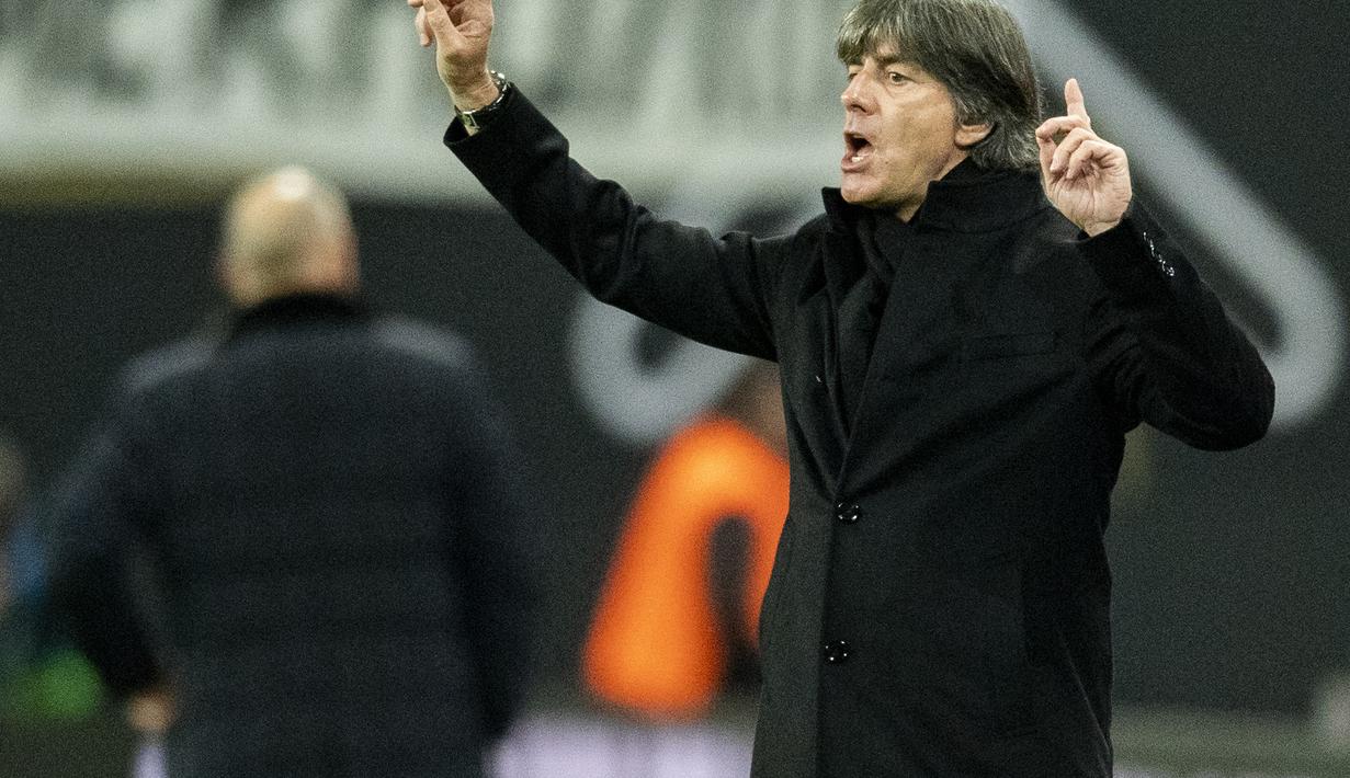 Pelatih Jerman, Joachim Loew memuji penampilan anak asuhnya pada laga persahabatan kontra Rusia di Stadion Red Bull Arena, Leipzig. Timnas Jerman menang 3-0. (AFP/Robert Michael)