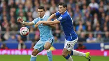 Sergio Aguero dibayangi Gareth Bary (Reuters / Jason Cairnduff)