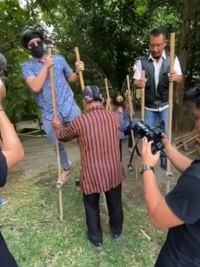 6 Momen Atta Halilintar dan Aurel Hermansyah Liburan di Jogja, Romantis Naik Perahu