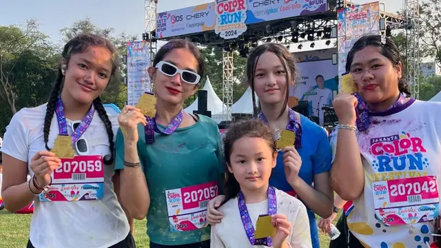 6 Potret Ussy Ikut Event Color Run Festival 2024 Bareng Anak, Elea Selalu Curi Perhatian