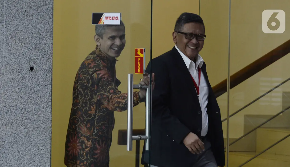 Sekjen PDIP, Hasto Kristiyanto tersenyum eusai menjalani pemeriksaan di Gedung KPK, Jakarta, Jumat (24/1/2020). Hasto diperiksa sebagai saksi untuk tersangka Saeful merupakan staf Hasto terkait kasus suap penetapan pergantian antar waktu (PAW) anggota DPR 2019-2024. (merdeka.com/Dwi Narwoko)