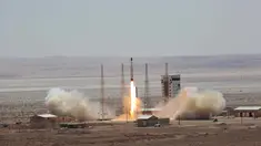 Gambar yang dikeluarkan oleh situs resmi Kementerian Pertahanan Iran menunjukkan peluncuran roket pembawa satelit Simorgh di Pusat Antariksa Imam Khomeini, Iran (27/7). (Iranian Defense Ministry via AP)