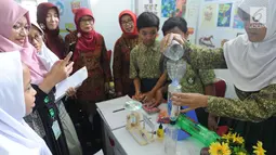 Murid SDN Puspiptek menjelaskan cara kerja air mancur hidrolik ciptaannya saat kegiatan Puspiptek Innovation Festival (PIF) 2018 di kawasan Puspiptek, Setu, Tangerang Selatan, kamis (27/9). (Merdeka.com/Arie Basuki)