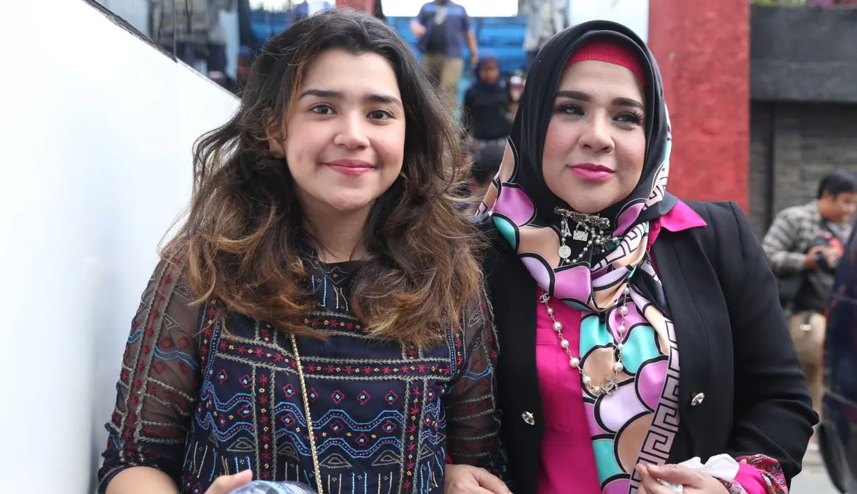 "Aku bilang dia mudah-mudahan di dalam jadi ustadzah karena tasbih digitalnya lima. Mungkin buat bagi-bagi lainnya. Berdoa bersama. Insya Allah kehadiran Dhawiya di sana membawa kebaikan," tuturnya. (Nurwahyunan/Bintang.com)