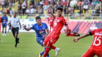 Striker Arema, Dedik Setiawan, mencetak gol tunggal Arema melawan Semen Padang di Stadion H. Agus Salim, Padang, Jumat (12/7/2019). (Bola.com/Iwan Setiawan)